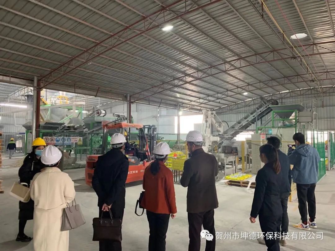 广西建筑材料科学研究设计院与贺州市工信局一行领导前来我司进行工厂考察(图16) 广西建筑材料科学研究设计院与贺州市工信局一行领导前来我司进行工厂考察(图16)