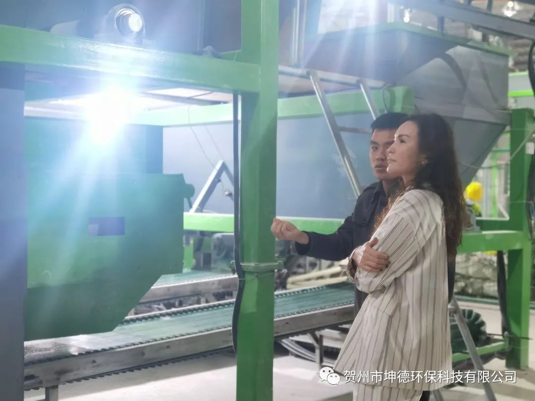 国家节能建筑协会考察团一行领导考察团前来我公司进行现场考察(图13) 国家节能建筑协会考察团一行领导考察团前来我公司进行现场考察(图13)