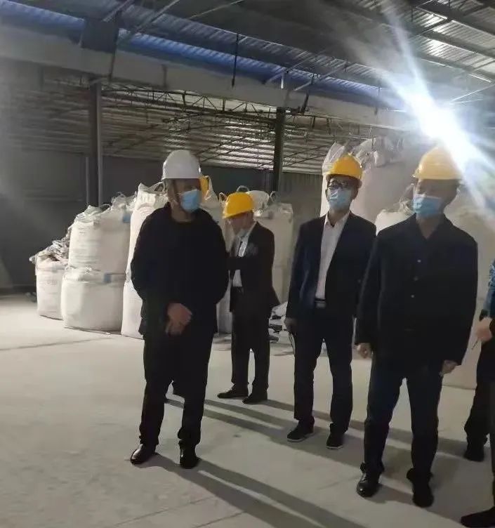 贺州市常务副市长刘洪军、钟山县程钊县长等领导一行冒雨到我司调研(图4)