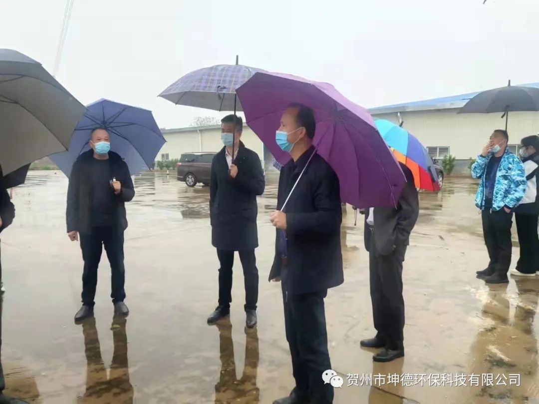 贺州市常务副市长刘洪军、钟山县程钊县长等领导一行冒雨到我司调研(图1)