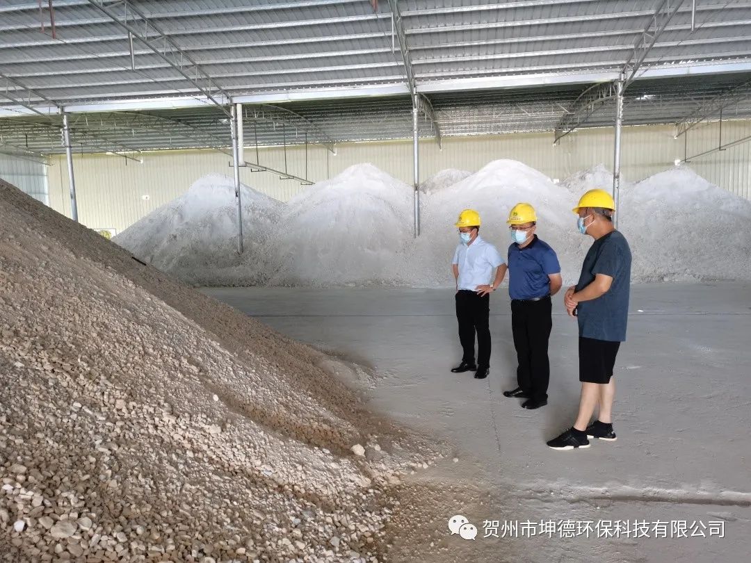 近日钟山县人民政府常务副县长高松和有关部门负责人一行到我公司进行调研工作(图5) 近日钟山县人民政府常务副县长高松和有关部门负责人一行到我公司进行调研工作(图5)