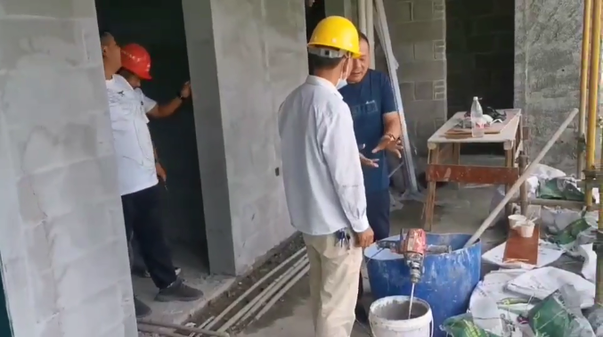 公司总经理陈建华到隆林民俗文化交流中心项目进行产品技术指导(图4)