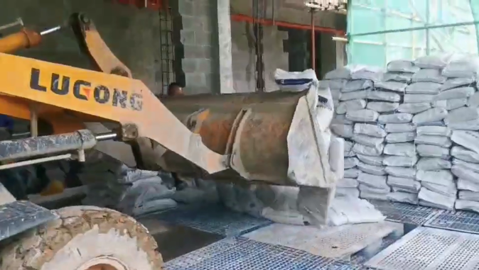 公司总经理陈建华到隆林民俗文化交流中心项目进行产品技术指导(图2)