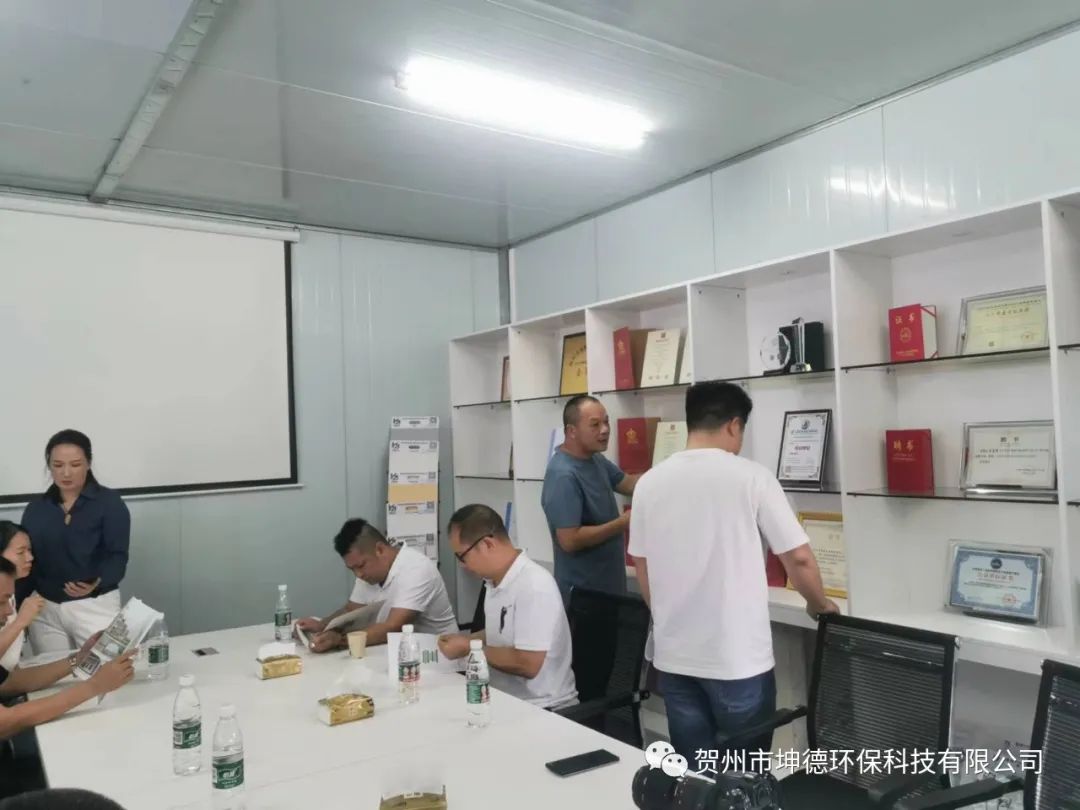 钟山县招商促进局黄雪玲局长、董副局长率领深圳市绿柜集团罗董事长等一行来我司考察。(图3)