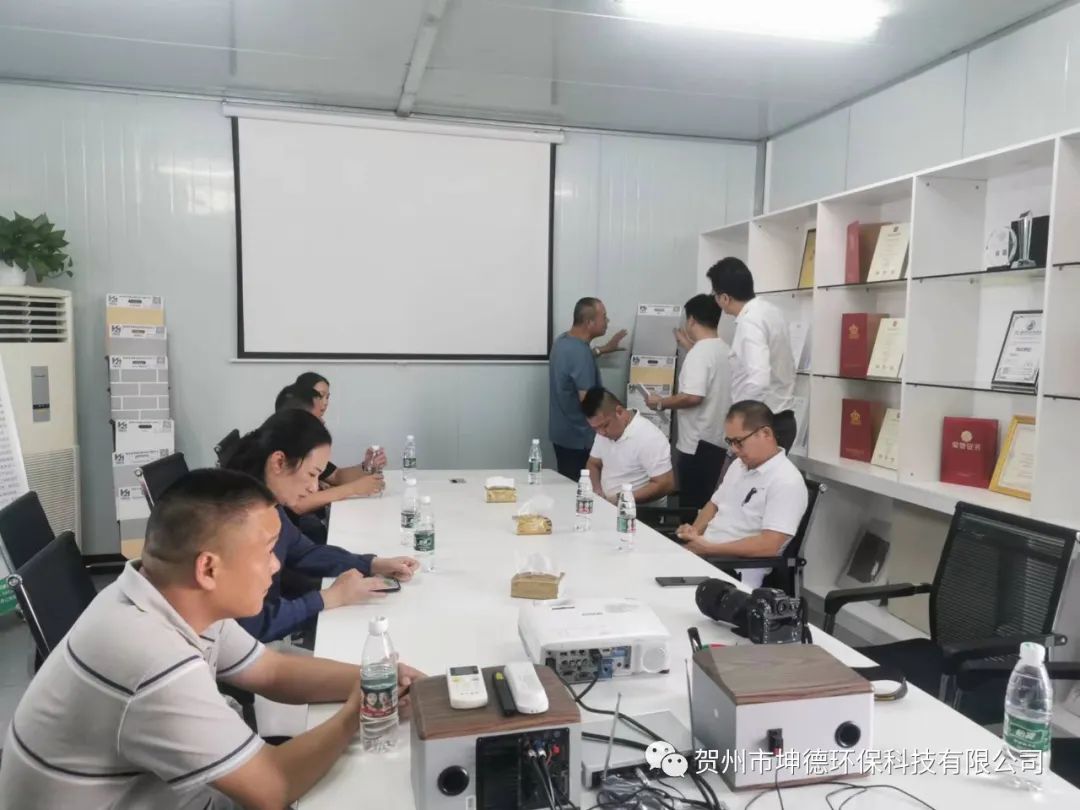 钟山县招商促进局黄雪玲局长、董副局长率领深圳市绿柜集团罗董事长等一行来我司考察。(图2)