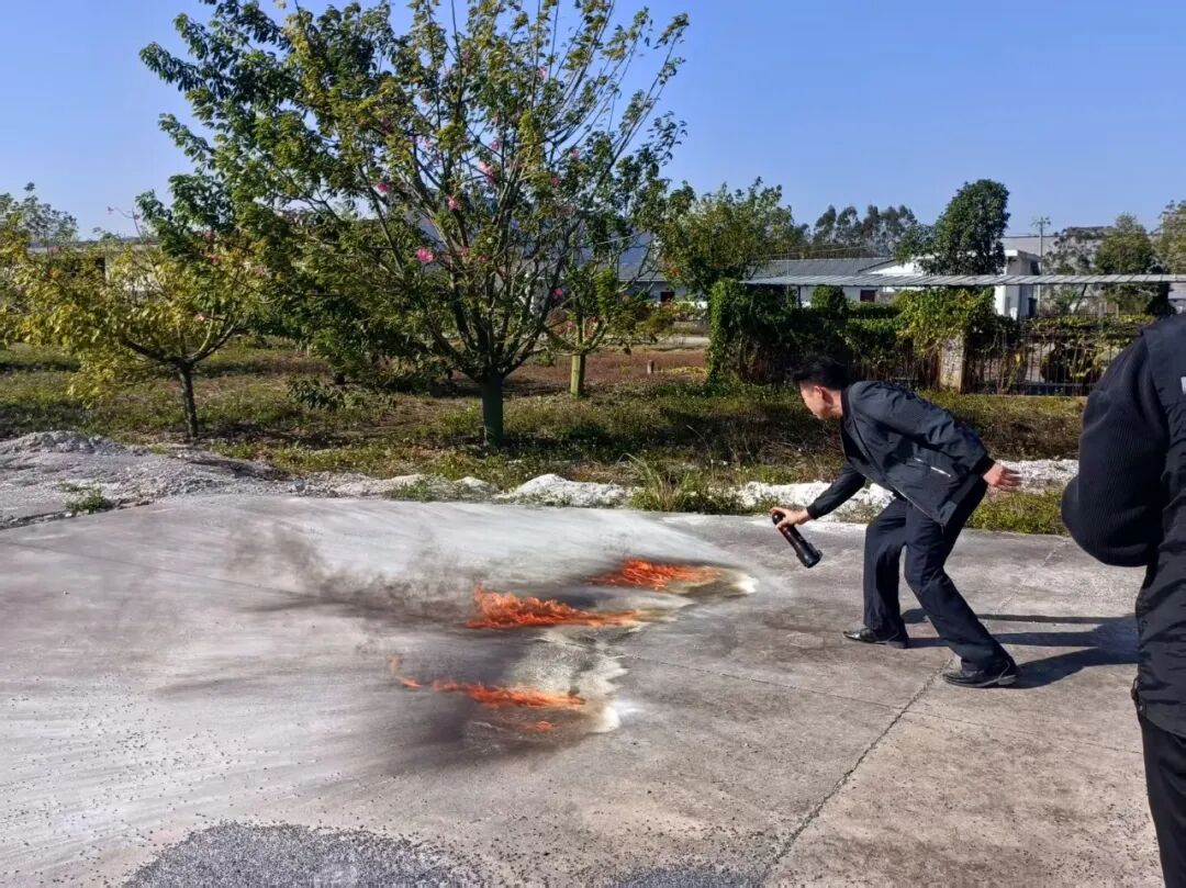 以练筑防！贺州市坤德环保科技有限公司开展消防安全演练(图2)